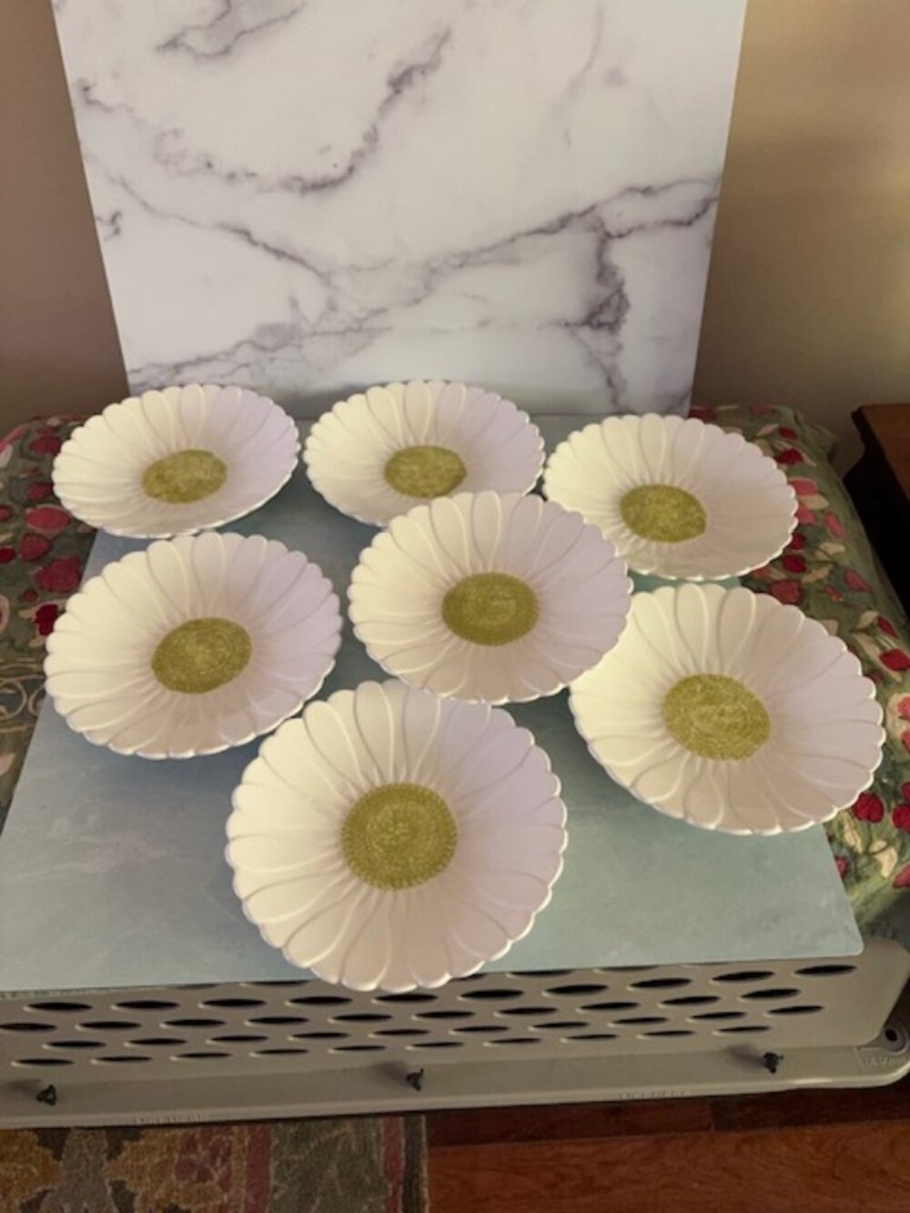 Vintage Mid-Century Set of 7 GIEN Daisy Plates from France